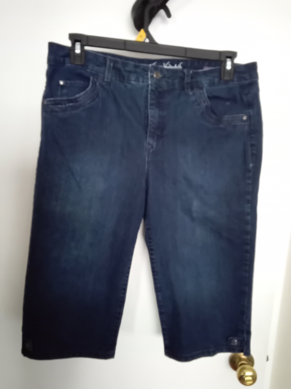 Like New Gloria Vanderbilt Dark Blue Denim Capri Jeans with Hem Button